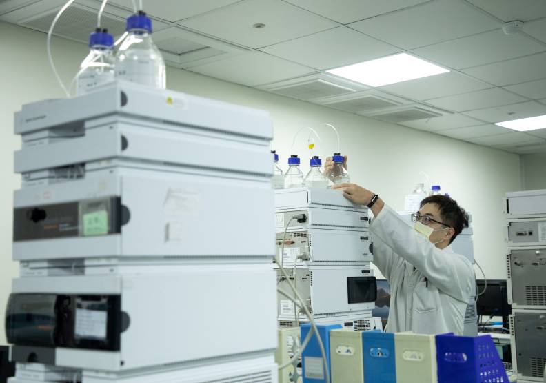 圖／台灣BNCT使用的含硼藥物，信東是唯一有臨床研究和實驗的製藥廠。池孟諭攝